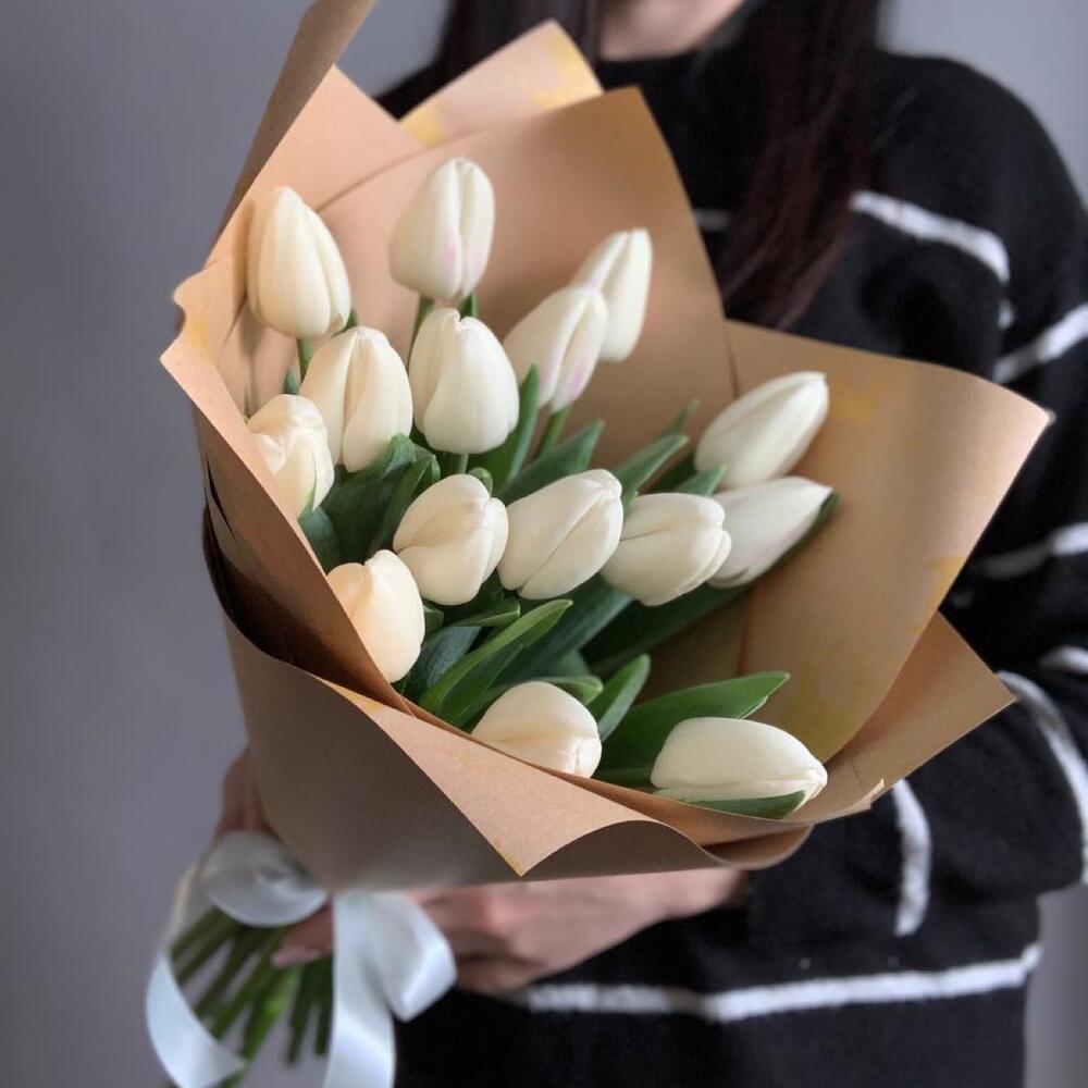 https://content2.flowwow-images.com/data/flowers/1000x1000/91/1677278458_83896291.jpg