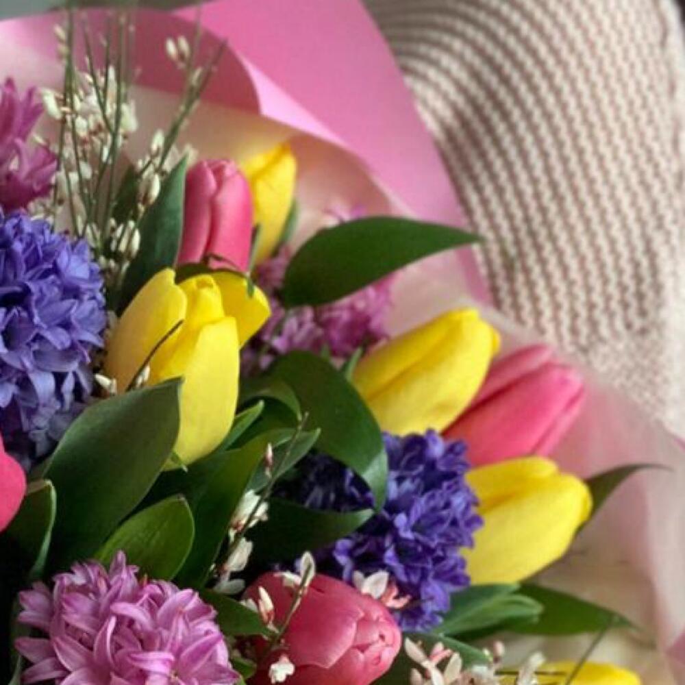 https://content2.flowwow-images.com/data/flowers/1000x1000/57/1677361653_40652657.jpg