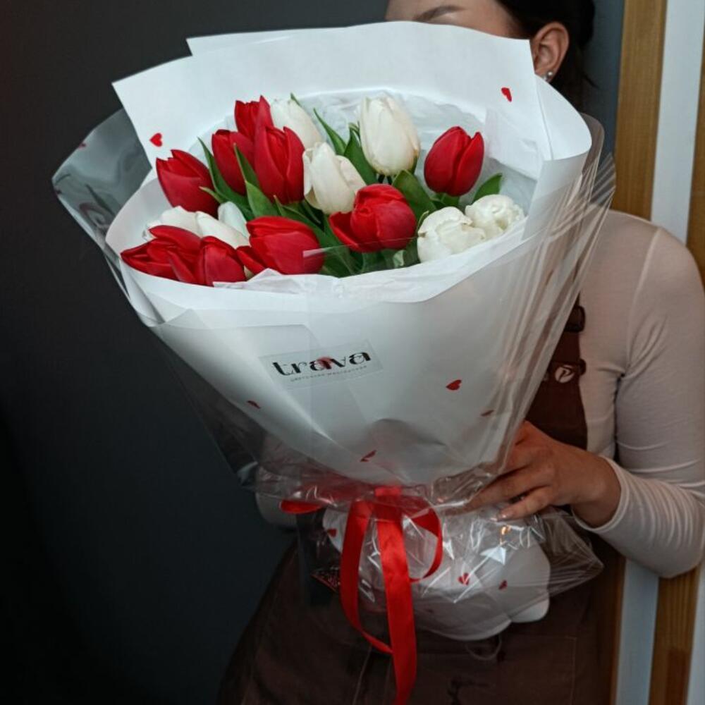 https://content2.flowwow-images.com/data/flowers/1000x1000/62/1738595376_78102562.jpg