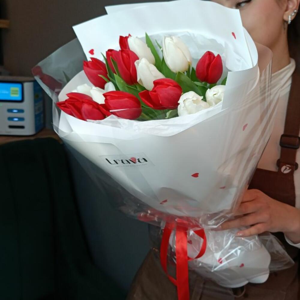 https://content2.flowwow-images.com/data/flowers/1000x1000/61/1738595377_83630161.jpg