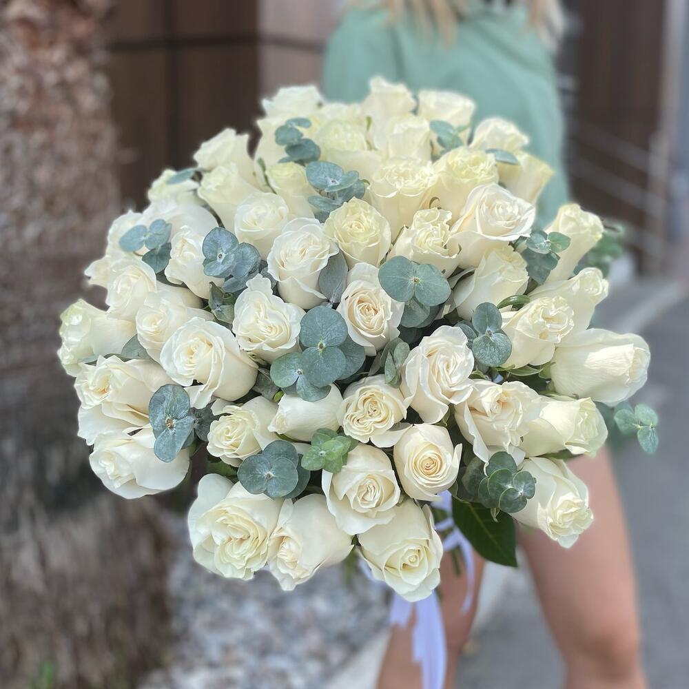 https://content2.flowwow-images.com/data/flowers/1000x1000/61/1660510532_46840161.jpg